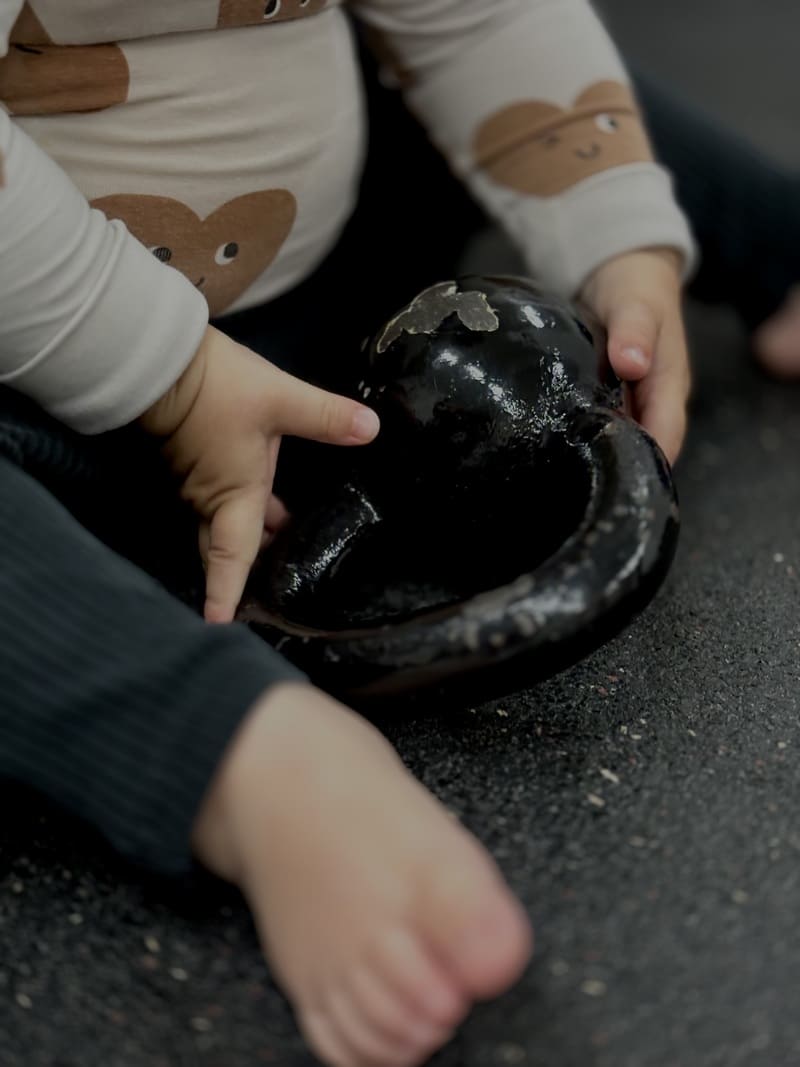 Dítě cvičí s kettlebellem při lekci CrossKids